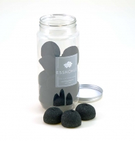 Kunststoffglas mit decke und schwarzen Marshmallows als Esskohle